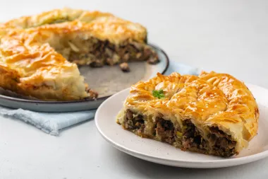 Burek s mesom po pravoj domaćoj recepturi. Evo kako ga napraviti kod kuće