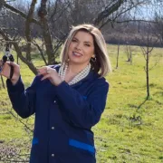 Farmeri Anitu vozili na traktoru i motoru, a kod nekih je morala dobro zasukati rukave!