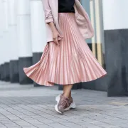 Plisirana suknja nosi se u svim kombinacijama. Kakva je ponuda u dućanima?