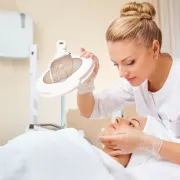 Što je mikrodermoabrazija? Evo kako djeluje ovaj estetski tretman