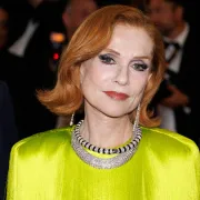 Isabelle Huppert u osmom desetljeću dokazuje: Stil, boja i odvažnost nemaju rok trajanja