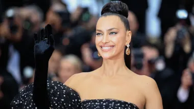 Irina Shayk zna kako se nose fantastične modne kombinacije uz najjednostavniji make up