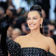 Irina Shayk zna kako se nose fantastične modne kombinacije uz najjednostavniji make up