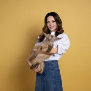 Nikolina Pišek u najslađem društvu! Voditeljica snimila kampanju za 'Farmu' noseći u rukama malu kozu