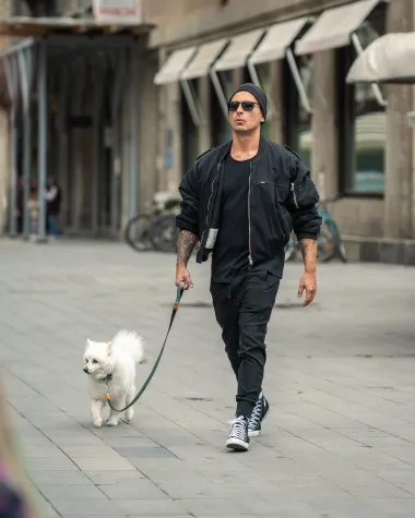 Crna mu baš dobro stoji i on to zna: Muškarac sa špice prošetao u urbanoj kombinaciji