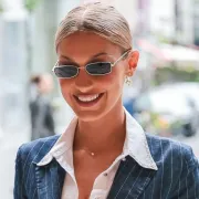 I Bella Hadid odbacila oversized trend, oduševila u strukiranoj haljini