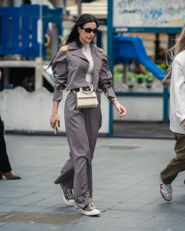Odijela nikad nisu izgledala bolje, a dame sa špice znaju kako ih nositi s tenisicama