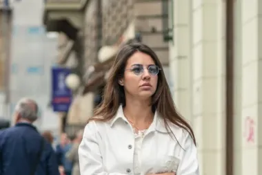 Chanel i dizajnerska torba: Zagrepčanka osvježila nježan outfit s crnima detaljima