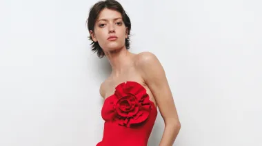 Motiv ruže: Najpoželjniji detalj sezone koji unosi eleganciju u svaki outfit