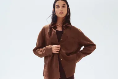 Lanena košulja – nezaobilazan dio ljetne capsule garderobe