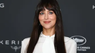 Traperice iz 90-ih opet se vraćaju u modu, a nosi ih i Dakota Johnson u chic izdanju