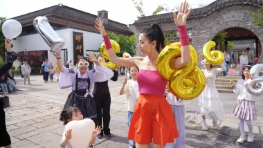 Ana Rucner ponovno oduševila u spotu za pjesmu 'Reci osam' snimljenom u Šangaju