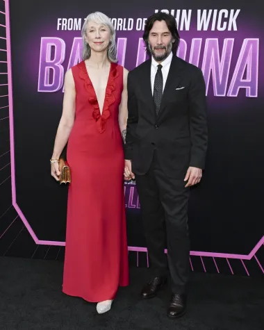 Savršeno usklađen par: Keanu Reeves i njegova zaručnica zablistali na premijeri filma