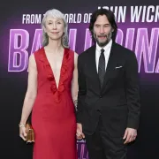 Savršeno usklađen par: Keanu Reeves i njegova zaručnica zablistali na premijeri filma