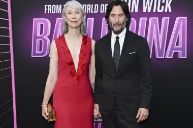 Savršeno usklađen par: Keanu Reeves i njegova zaručnica zablistali na premijeri filma