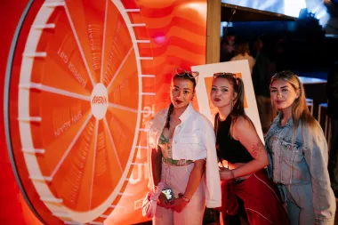 Zagreb u narančastom raspoloženju: Stiže 'Turn On The Sunset' pop-up događaj na Strossmayerov trg
