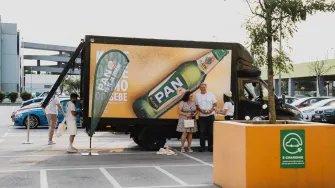 Zlatni kamiončić stigao u grad – Pan toči pivo na omiljenim zagrebačkim lokacijama