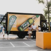 Zlatni kamiončić stigao u grad – Pan toči pivo na omiljenim zagrebačkim lokacijama