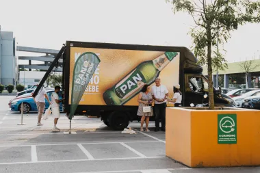 Zlatni kamiončić stigao u grad – Pan toči pivo na omiljenim zagrebačkim lokacijama