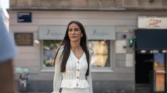 Dama u bijelom zna kako nositi proljetni ženstveni komplet