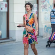 U bojama ljeta: Kul brineta u retro cvjetnoj haljini na špici