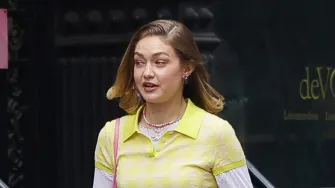 Gigi Hadid vratila se u prošlost: Biste li nosili ovu retro kombinaciju s loafericama i bijelim čarapama?