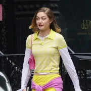 Gigi Hadid vratila se u prošlost: Biste li nosili ovu retro kombinaciju s loafericama i bijelim čarapama?