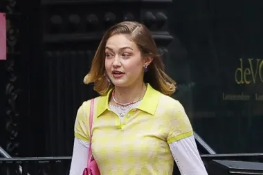 Gigi Hadid vratila se u prošlost: Biste li nosili ovu retro kombinaciju s loafericama i bijelim čarapama?