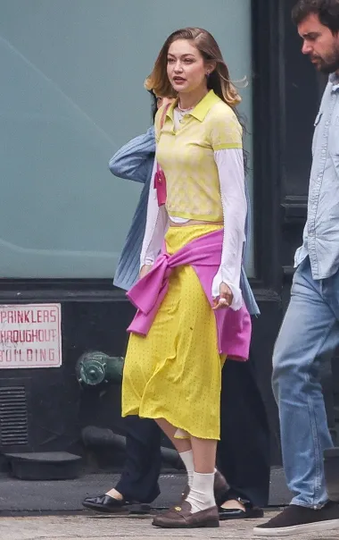 Gigi Hadid vratila se u prošlost: Biste li nosili ovu retro kombinaciju s loafericama i bijelim čarapama?