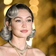 Gigi Hadid vratila se u prošlost: Biste li nosili ovu retro kombinaciju s loafericama i čarapama?