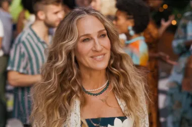 Carrie Bradshaw se vratila – Gen Z je obožava, a njezini outfiti ponovno osvajaju