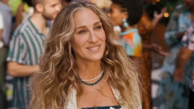 Carrie Bradshaw se vratila – Gen Z je obožava, a njezini outfiti ponovno osvajaju