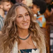 Carrie Bradshaw se vratila – Gen Z je obožava, a njezini outfiti ponovno osvajaju