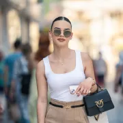 Dama sa špice pokazala ležeran outfit: Poslovne hlače iz Zare i natikače koje svi vole