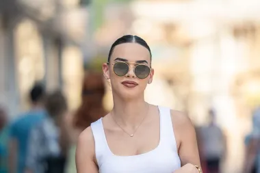 Dama sa špice pokazala ležeran outfit: Poslovne hlače iz Zare i natikače koje svi vole
