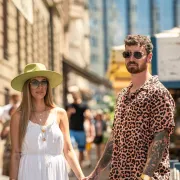 On u leopard košulji, ona u boho haljini: Modno usklađeni par sa špice privukao poglede
