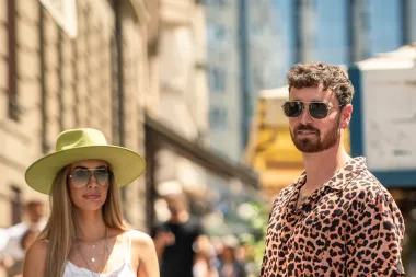 On u leopard košulji, ona u boho haljini: Modno usklađeni par sa špice privukao poglede