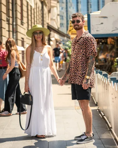 On u leopard košulji, ona u boho haljini: Modno usklađeni par sa špice privukao poglede