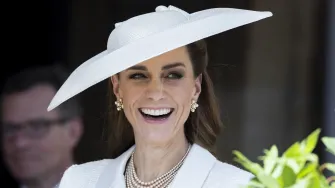 Kraljevska otmjenost: Kate Middleton zablistala u elegantnom bijelom izdanju