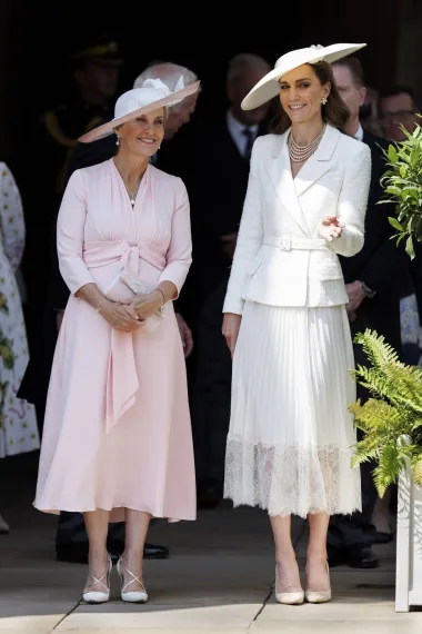 Kraljevska otmjenost: Kate Middleton zablistala u elegantnom bijelom izdanju