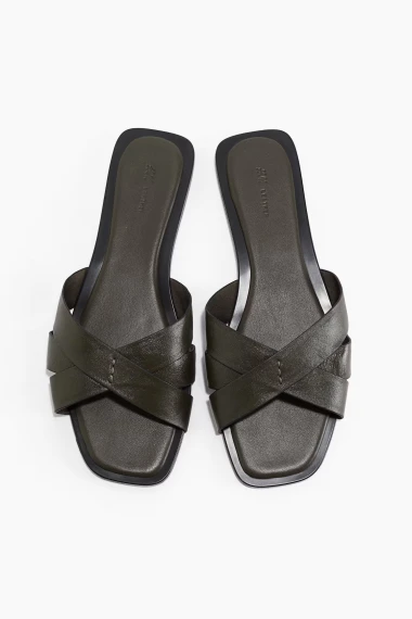Trendseterice ih obožavaju: I ovog ljeta nosimo sandale inspirirane kultnim Hermes modelima