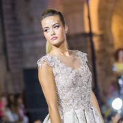 Adriana Ćaleta-Car zablistala u romantičnoj haljini idealnoj za ljetne svečanosti