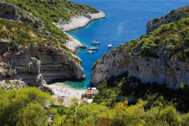 Skrivene oaze: 10 jadranskih plaža koje morate posjetiti ovog ljeta