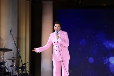 Kombinacija s kojom se ne može pogriješiti: Nina Badrić u ružičastom odijelu
