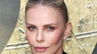 Mrežasto i crno: Charlize Theron u provokativnom izdanju