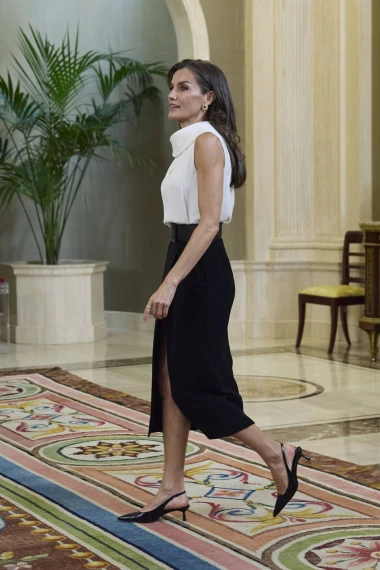 Kraljica Letizia u crno-bijeloj kombinaciji, slingback cipele omiljen su izbor za sve prilike