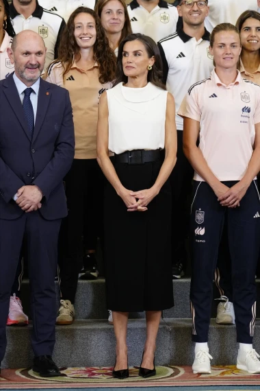 Kraljica Letizia u crno-bijeloj kombinaciji, slingback cipele omiljen su izbor za sve prilike