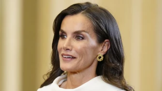 Kraljica Letizia u crno-bijeloj kombinaciji, slingback cipele omiljen su izbor za sve prilike
