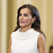 Kraljice Letizia u crno-bijeloj kombinaciji, slingback cipele omiljen su izbor za sve prilike