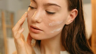 Noćni serumi su najbolji beauty saveznici jer pomlađuju kožu dok spavamo